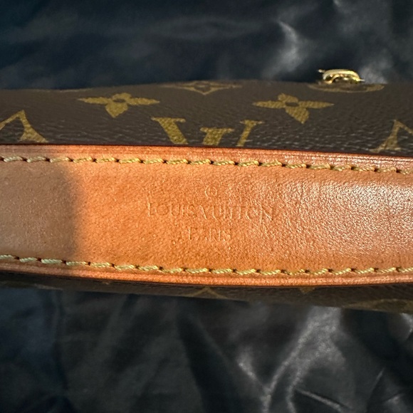 Louis Vuitton Pochette Metis bag - Picture 7 of 13